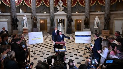 Une conférence de presse au Capitole des États-Unis, à Washington, au troisième jour de la paralysie du gouvernement américain, le 3 octobre 2025. (ALEX WROBLEWSKI / AFP)