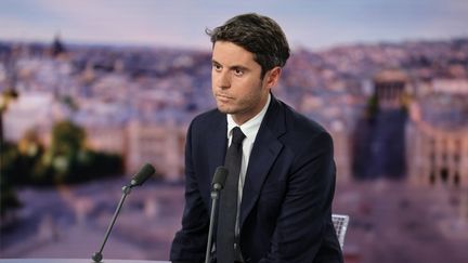 Gabriel Attal, patron de Renaissance et ancien Premier ministre, sur le plateau de TF1, à Boulogne-Billancourt (Hauts-de-Seine), le 6 octobre 2025. (LUDOVIC MARIN / AFP)