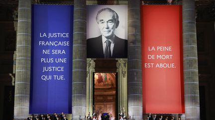 La façade du Panthéon, qui arbore l'effigie de Robert Badinter, le 9 octobre 2025. (STEPHANIE LECOCQ / AFP)