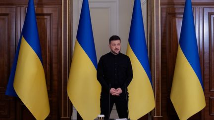 Le président ukrainien Volodymyr Zelensky lors d'une conférence de presse à Kiev (Ukraine), le 10 octobre 2025. (TETIANA DZHAFAROVA / AFP)