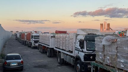 Le point de passage entre la bande de Gaza et l'Egypte, à Rafah, où des camions d'aide humanitaire stationnent, le 15 octobre 2025. (STR / AFP)