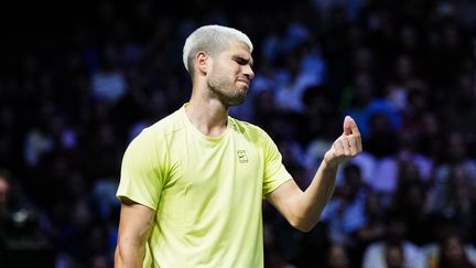 Carlos Alcaraz lors de sa défaite contre Cameron Norrie au 2e tour du Masters 1000 de Paris, le 28 octobre 2025, à Nanterre. (DIMITAR DILKOFF / AFP)