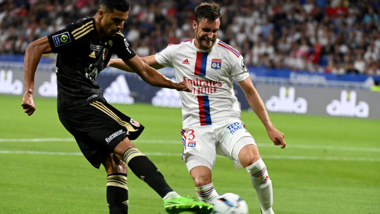Nicolas Tagliafico au duel contre El Idrissy lors d'OL -Ajaccio