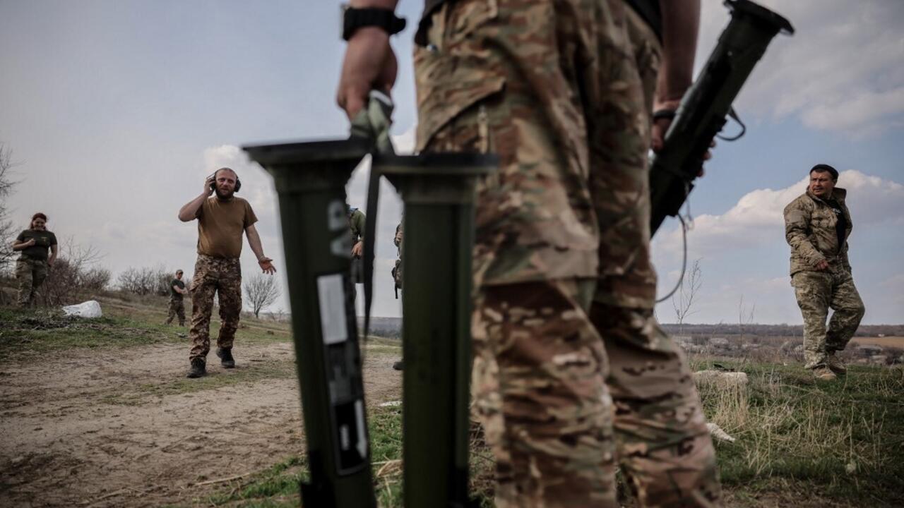 Ukraine: les 18-22 ans autorisés de nouveau à sortir du territoire relance le débat sur la mobilisation