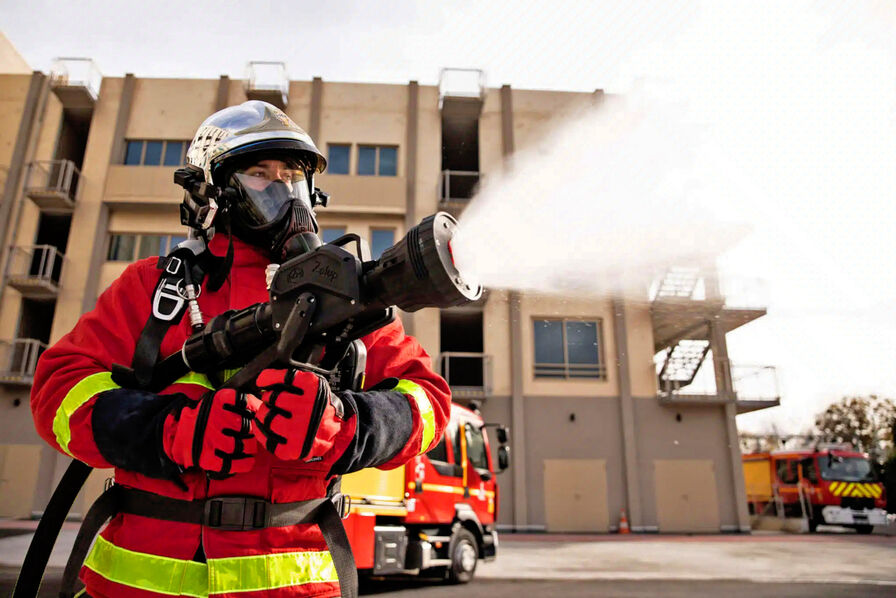 Une nouvelle lance à incendie Made in France pour les Pompiers de Paris