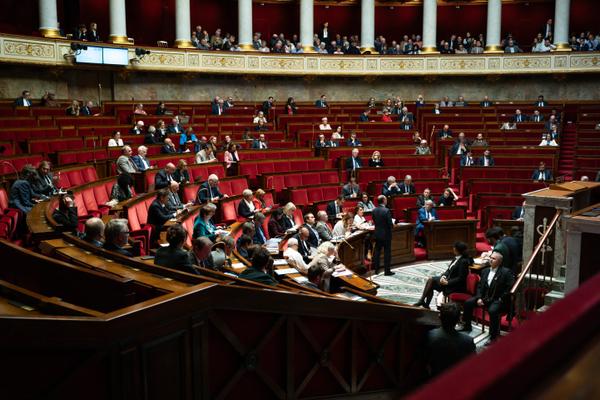 Le maintien cette mesure fixant un taux minimal d’imposition de 20 % pour les ménages dont les revenus dépassent 250.000 euros par an a été votée très largement par les députés (279 pour, 25 contre).