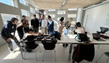 jeunes qui travaillent sur des bureaux