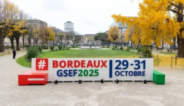 Affiche du GSEF dans le jardin de la mairie pour l'édition 2025 à Bordeaux du 29 au 31 octobre