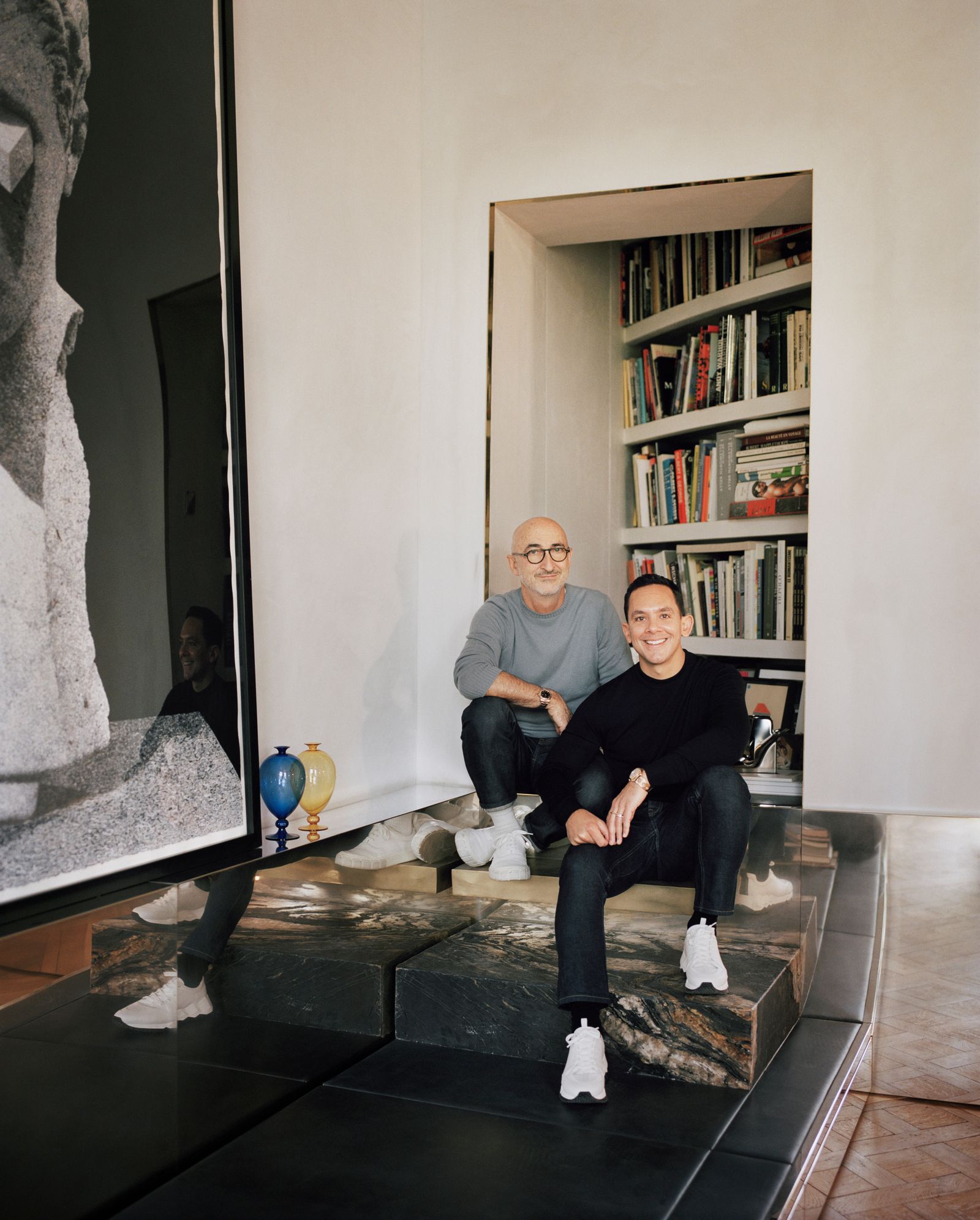 Pierre Hardy et Christopher Turnier sur canap laiton argent Vincenzo De Cotiis