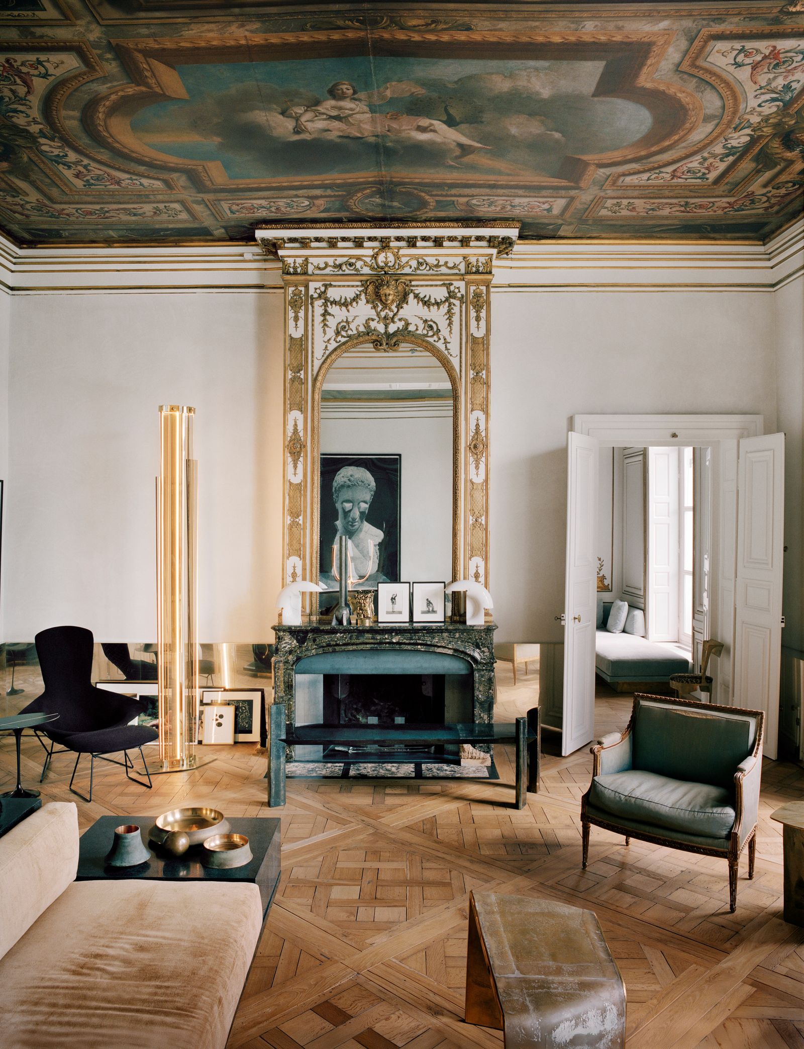 Dans grand salon tables laiton et fibre verre ainsi canap laiton argent crs sur mesure Vincenzo De Cotiis côtoient paire...