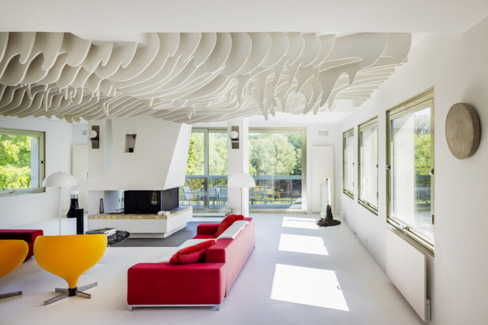 Le salon est une sorte de vigie sur les bois environnants.