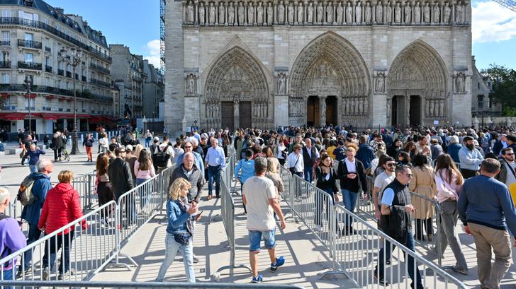 La file d’attente pour entrer dans la cathédrâle Notre-Dame, à Paris, le 30 septembre 2025.