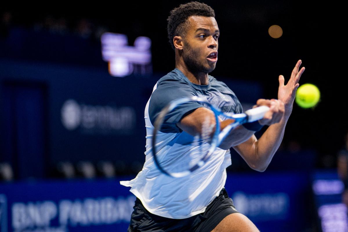 il s'impose face à Lorenzo Musetti et se qualifie pour les demi-finales à Bruxelles