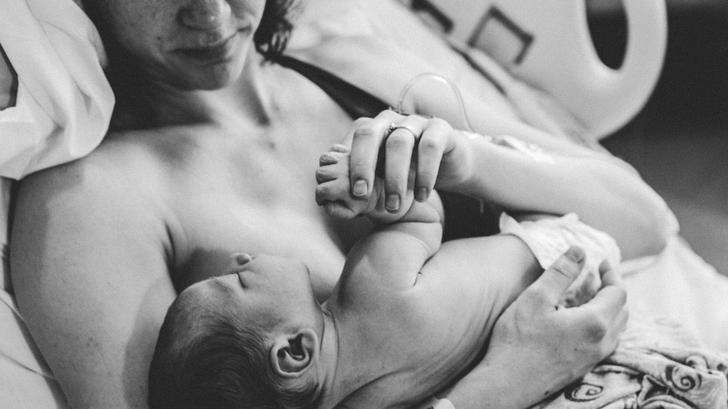 Selon ses auteurs, le contact peau à peau avec un bébé né grand prématuré, dès les premiers jours, améliore son développement cognitif à l’âge de cinq ans.