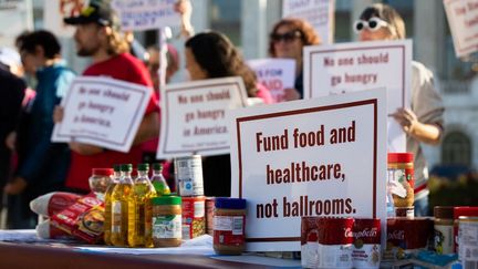 Des manifestants ont déposé des produits de première nécessité devant la Maison-Blanche, à Washington (Etats-Unis), le 31 octobre 2025. (ALLISON BAILEY / NURPHOTO / AFP)