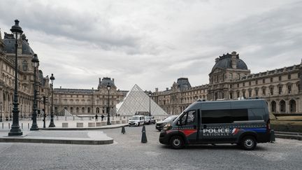 Un véhicule de police devant le musée du Louvre, après un cambriolage au sein de la galerie d'Apollon, le 19 octobre 2025 à Paris. (JEROME GILLES / NURPHOTO / AFP)