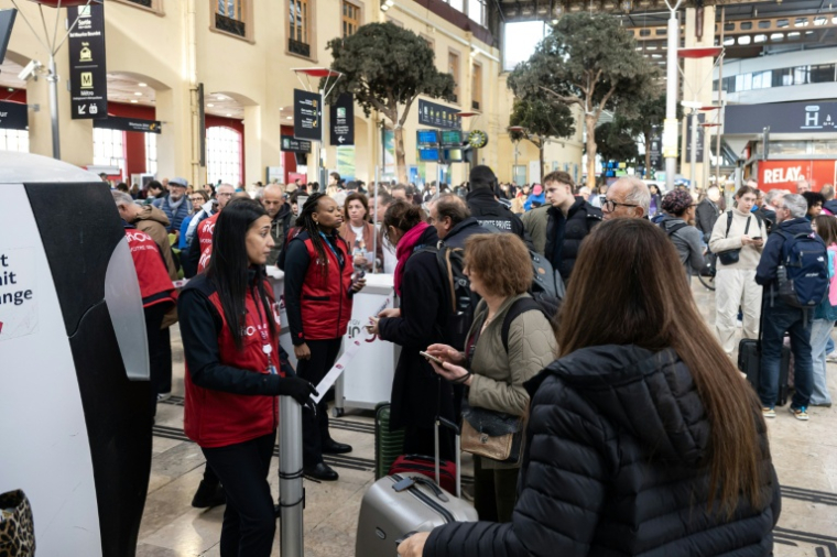Des voyageurs font la queue à la gare Saint-Charles à Marseille le 27 octobre 2025 pour acheter un autre billet après de nombreuses annulations de TGV en raison d'un acte de vandalisme au sud de Valence ( AFP / MIGUEL MEDINA )