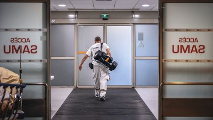 Un médecin à l'hôpital de Perpignan (Pyrénées-Orientales), le 17 juillet 2024. (ARNAUD LE VU / HANS LUCAS / AFP)