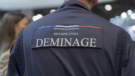Un démineur à Villepinte (Seine-Saint-Denis), le 14 novembre 2023. (CLAIRE SERIE / HANS LUCAS / AFP)