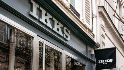 Une enseigne IKKS à Paris, le 6 février 2024. (VALERIE DUBOIS / HANS LUCAS / AFP)