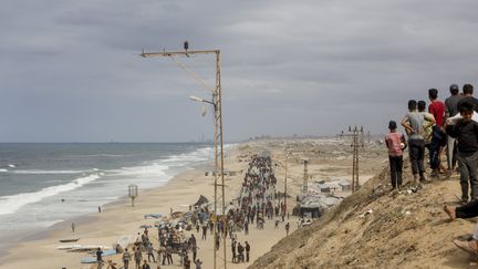 Des populations sur le littoral de la bande de Gaza, en territoires palestiniens, le 10 octobre 2025. (AHMED YOUNIS / MIDDLE EAST IMAGES / AFP)