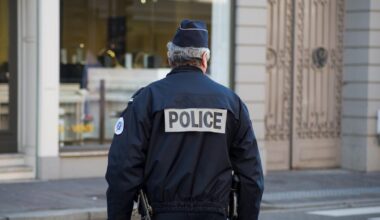 prison avec sursis et interdiction définitive d'exercer requis contre cinq policiers accusés de violences et discrimination