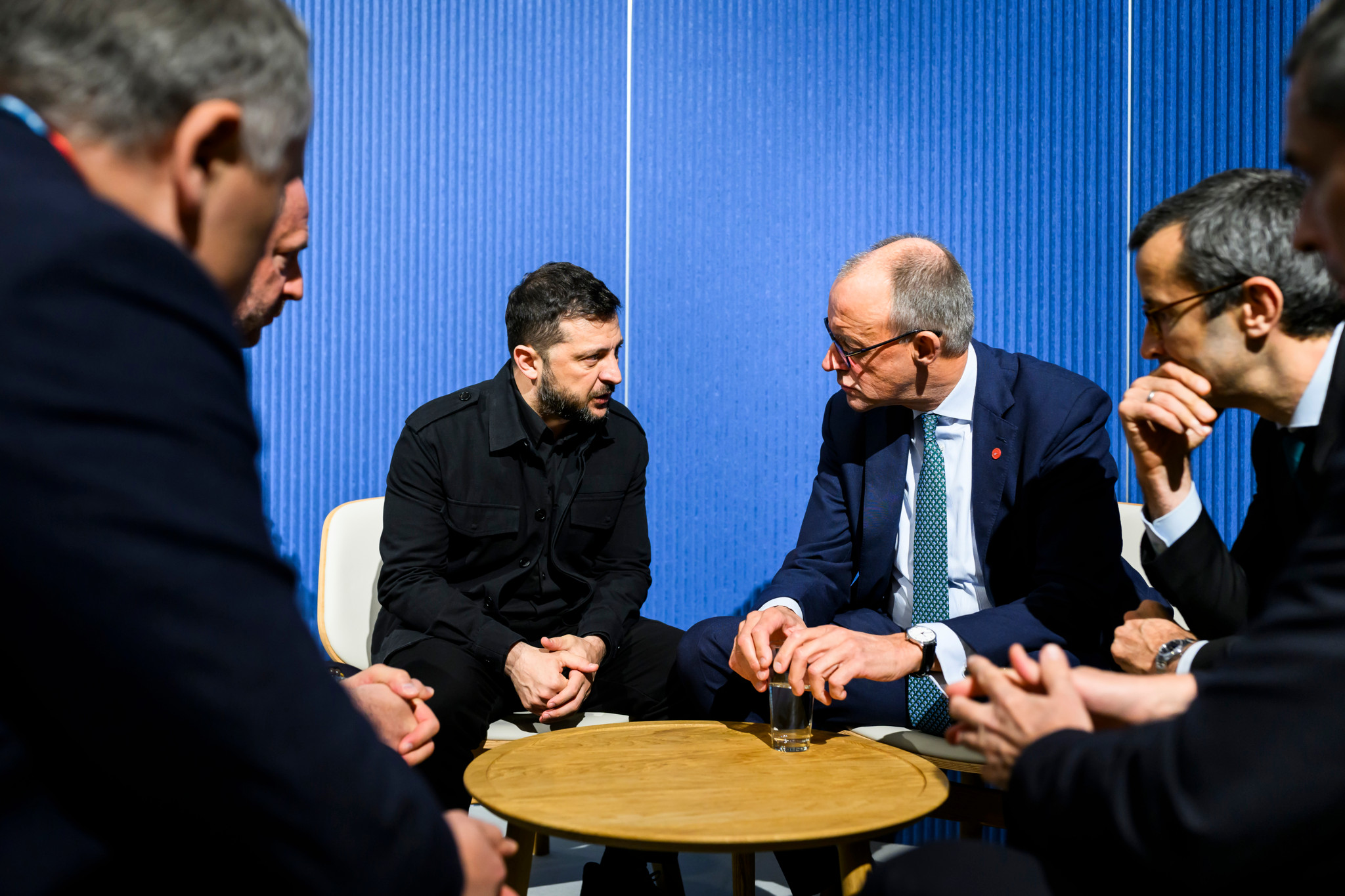 Le chancelier allemand Friedrich Merz discute avec le président ukrainien Volodymyr Selenskyj lors d’une réunion à Copenhague.