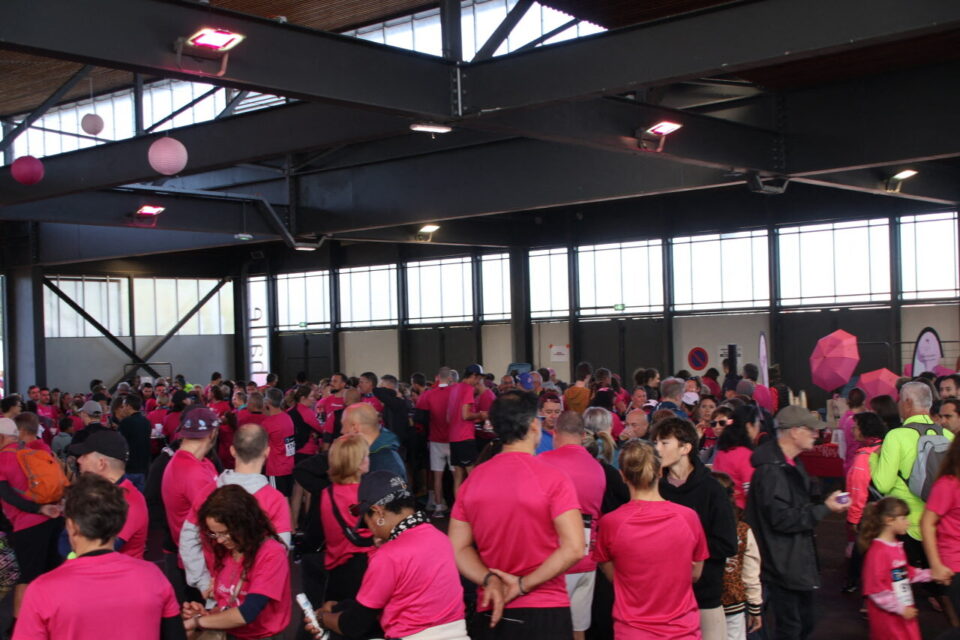 La foule sous la Halle du Grignon