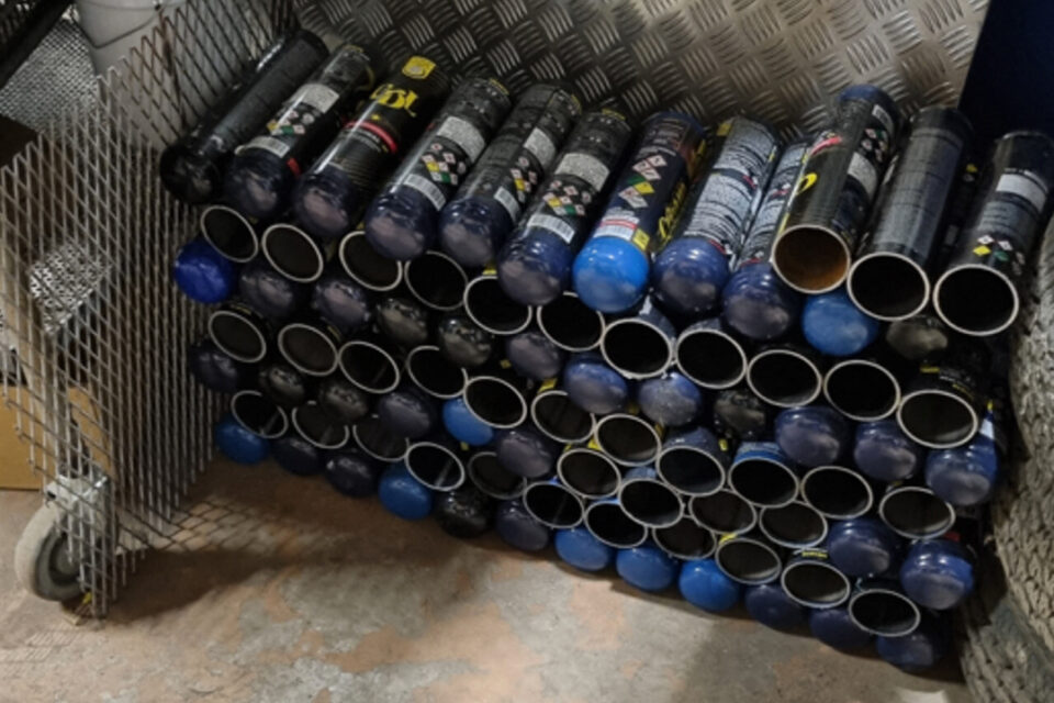 Un agent se charge de découper les bonbonnes pour pouvoir enfin les recycler.