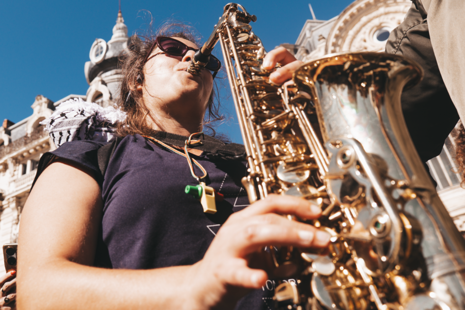 Tambour et trompettes résonnent au milieu du cortège, apportant une note festive.