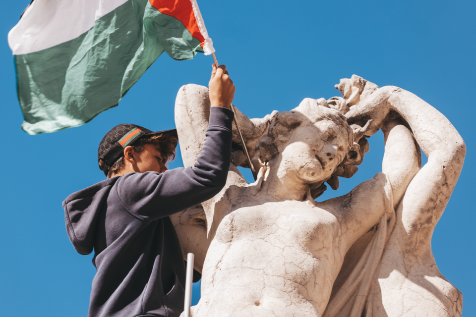 Place de la Comédie, un drapeau palestinien flotte au sommet de la fontaine des Trois Grâces.
