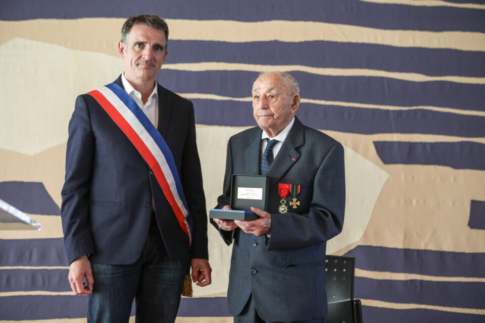 Vincent Malerba, dernier survivant isérois des camps nazis, est décédé à 100 ans. Il a reçu en 2023 la médaille d'or de la Ville de Grenoble pour son engagement.