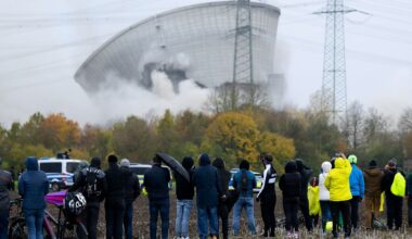 Sortie du nucléaire : l'Allemagne détruit les tours de la centrale de Gundremmingen