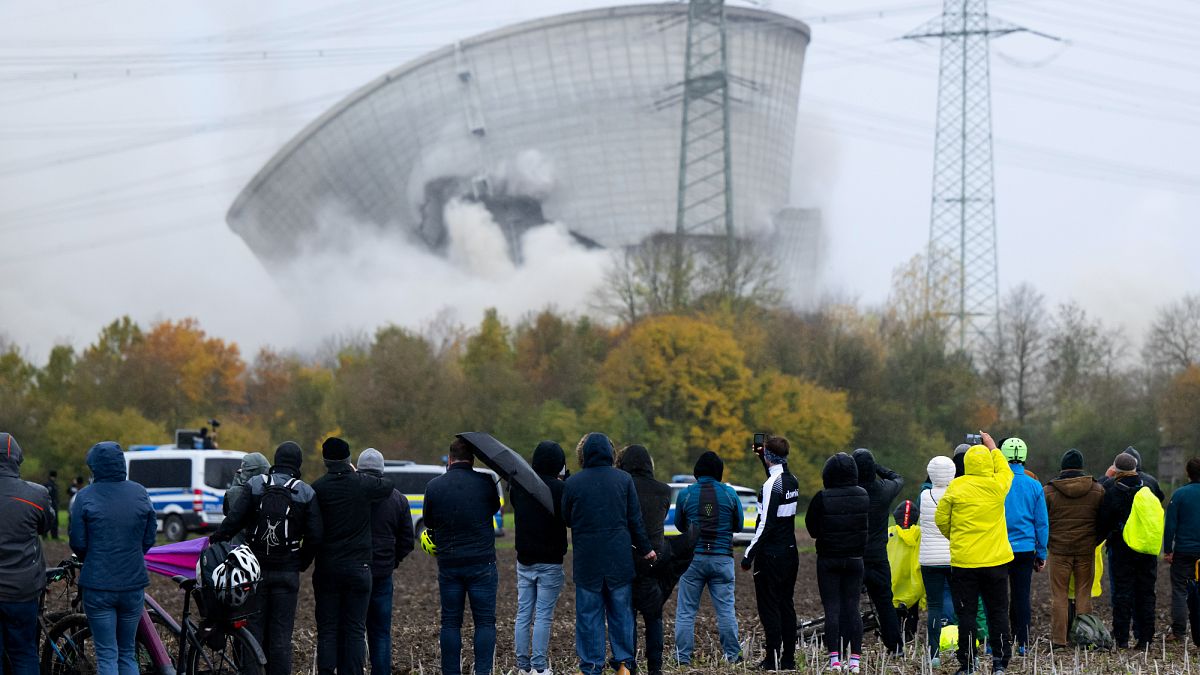 Sortie du nucléaire : l'Allemagne détruit les tours de la centrale de Gundremmingen