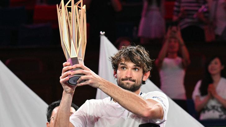 Le Monégasque Valentin Vacherot s’est offert le tout premier titre majeur de sa carrière en battant son cousin français, pourtant bien mieux classé que lui, Arthur Rinderknech.