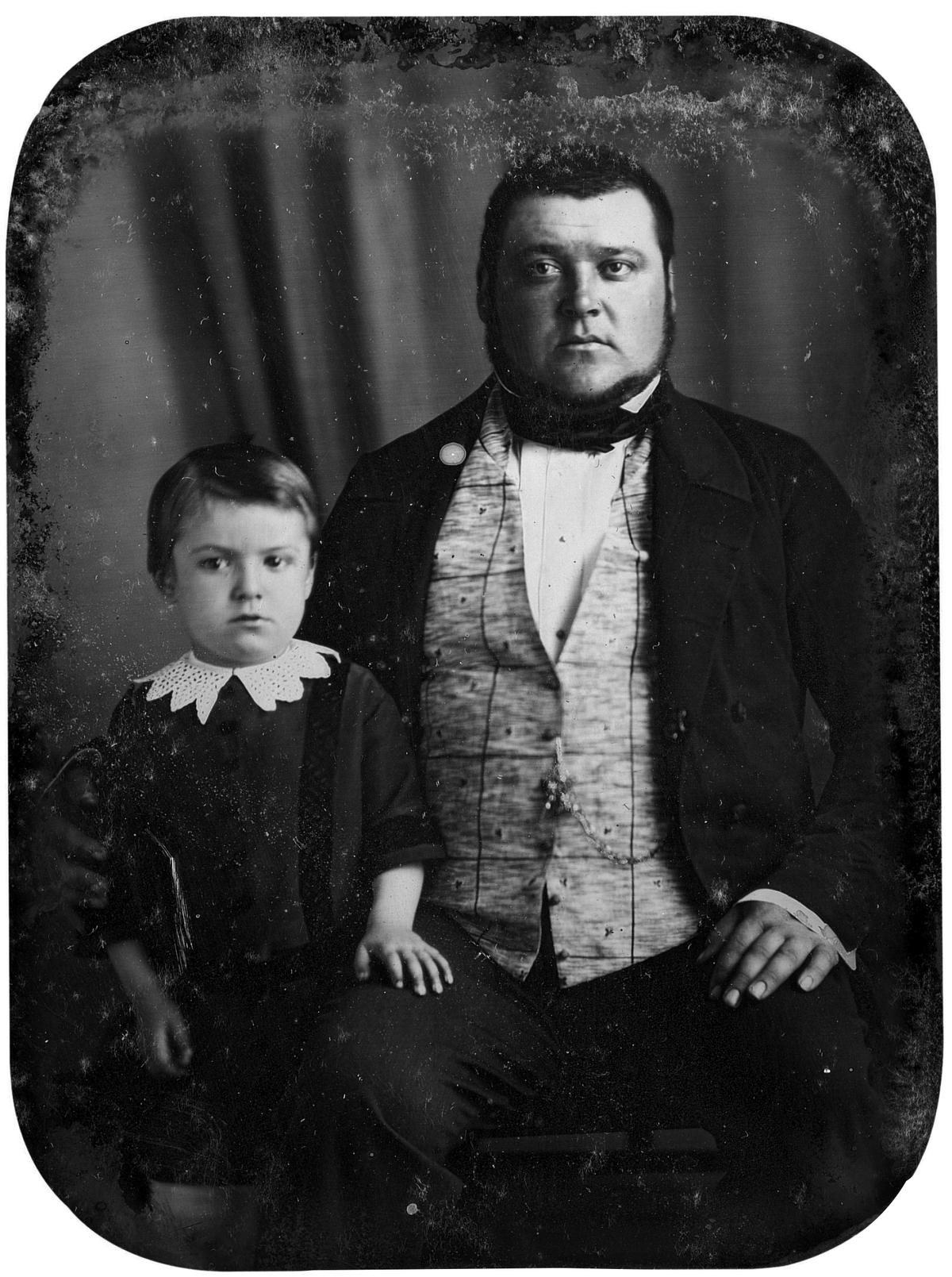 Versus photo : « Homme assis avec un petit garçon à la collerette en dentelle »,
entre 1842-1855, anonyme, daguerréotype sur cuivre argenté