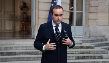 suivez la première journée de la nouvelle équipe, critiquée de toutes parts et déjà en sursis