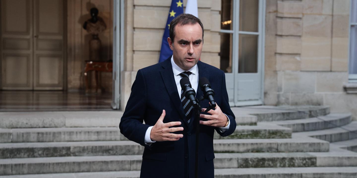 suivez la première journée de la nouvelle équipe, critiquée de toutes parts et déjà en sursis