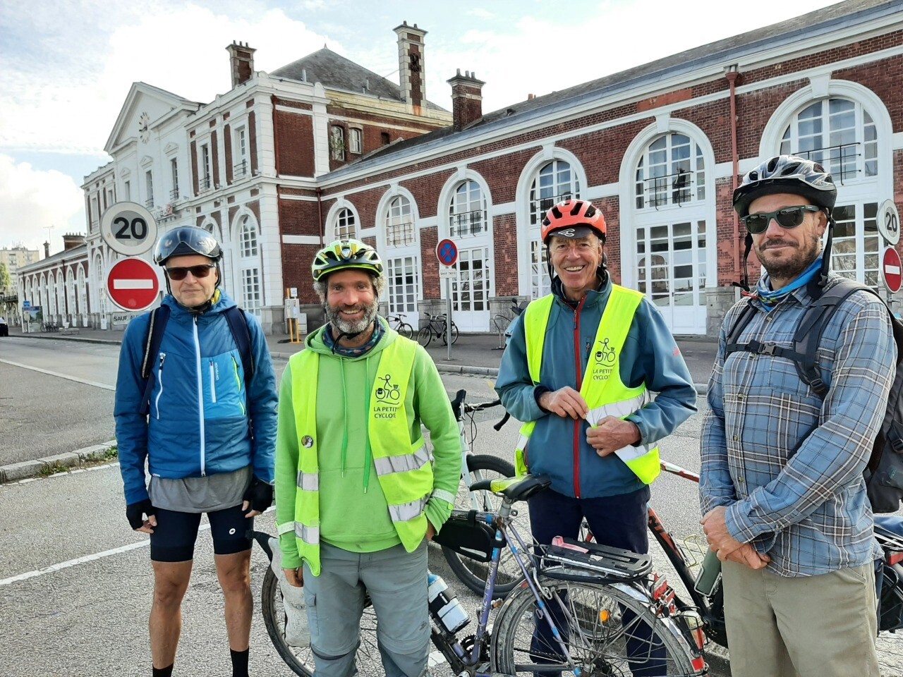 Les Écologistes de Louviers applaudissent le premier train Rouen-Evreux... via Serquigny