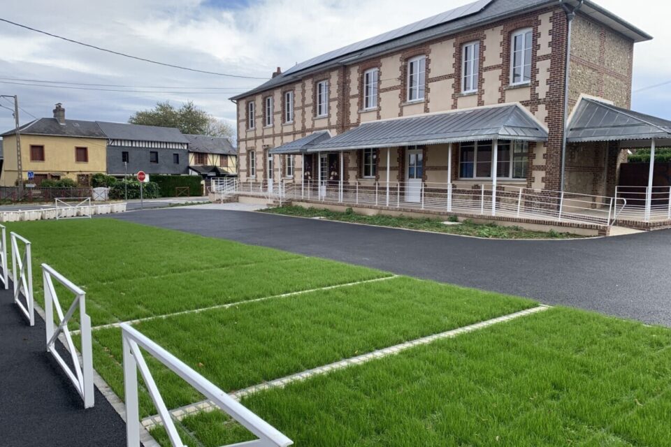 La Maison des Associations a un parking tout neuf, et devrait prochainement accueillir les services administratifs de la maire.