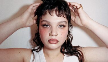 Lola Young annonce une pause – Le journal de la musique du mercredi 1er octobre