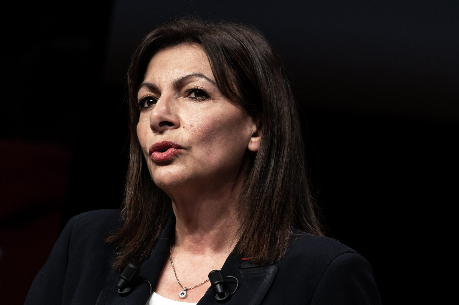 pour son premier adjoint, Anne Hidalgo donne des garanties d’indépendance en achetant ses robes de luxe