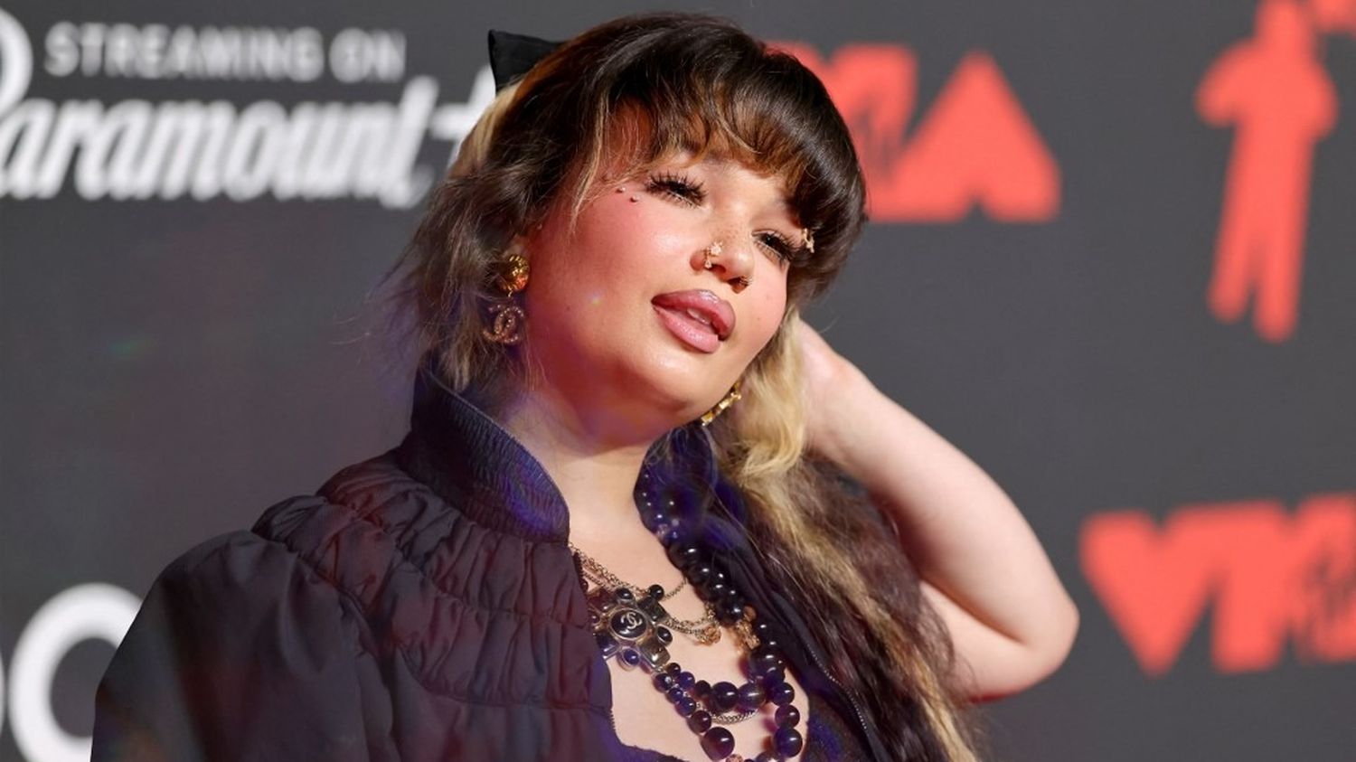 La chanteuse Lola Young annule ses évènements à venir après s'être effondrée sur scène