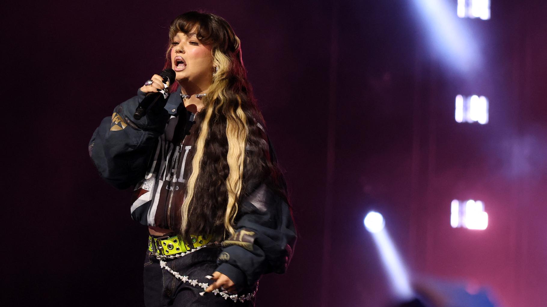 Lola Young s’absente « quelque temps » et va annuler des concerts après son malaise sur scène à New York