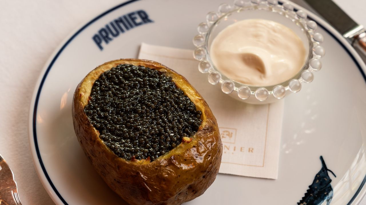 Prunier, le temple du caviar français se réinvente à Paris