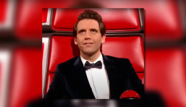Pour quelle raison le chanteur Mika s’est rendu dans un village de la Sarthe ?