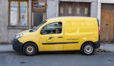 un colis piégé explose dans la fourgonnette d'un facteur, deux autres colis retrouvés à la Poste, ils visaient plusieurs personnalités