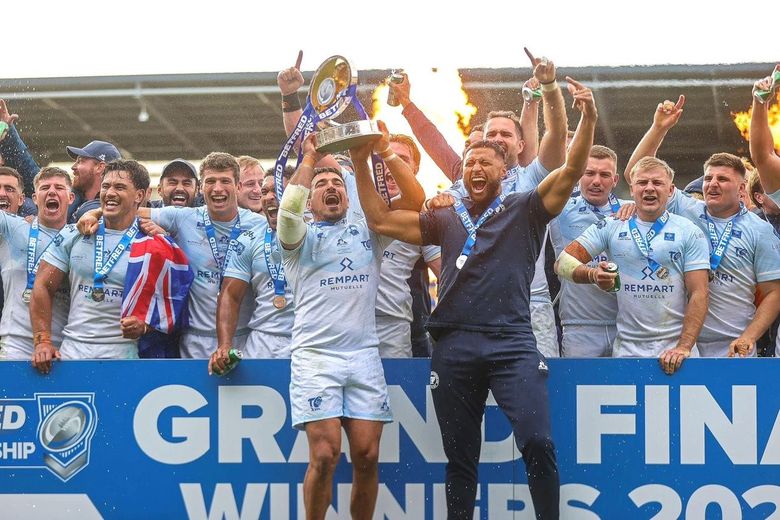 Le capitaine Anthony Marion soulève le trophée au côté de Dominique Peyroux.