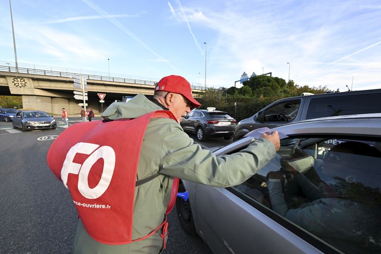 Les grévistes ont tenté de sensibiliser les automobilistes en distribuant des tracts.