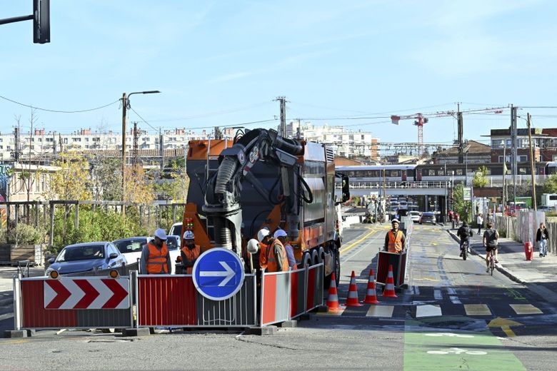 Des travaux de réseaux souterrains ont lieu actuellement au milieu de l’avenue de Lyon, à Toulouse.